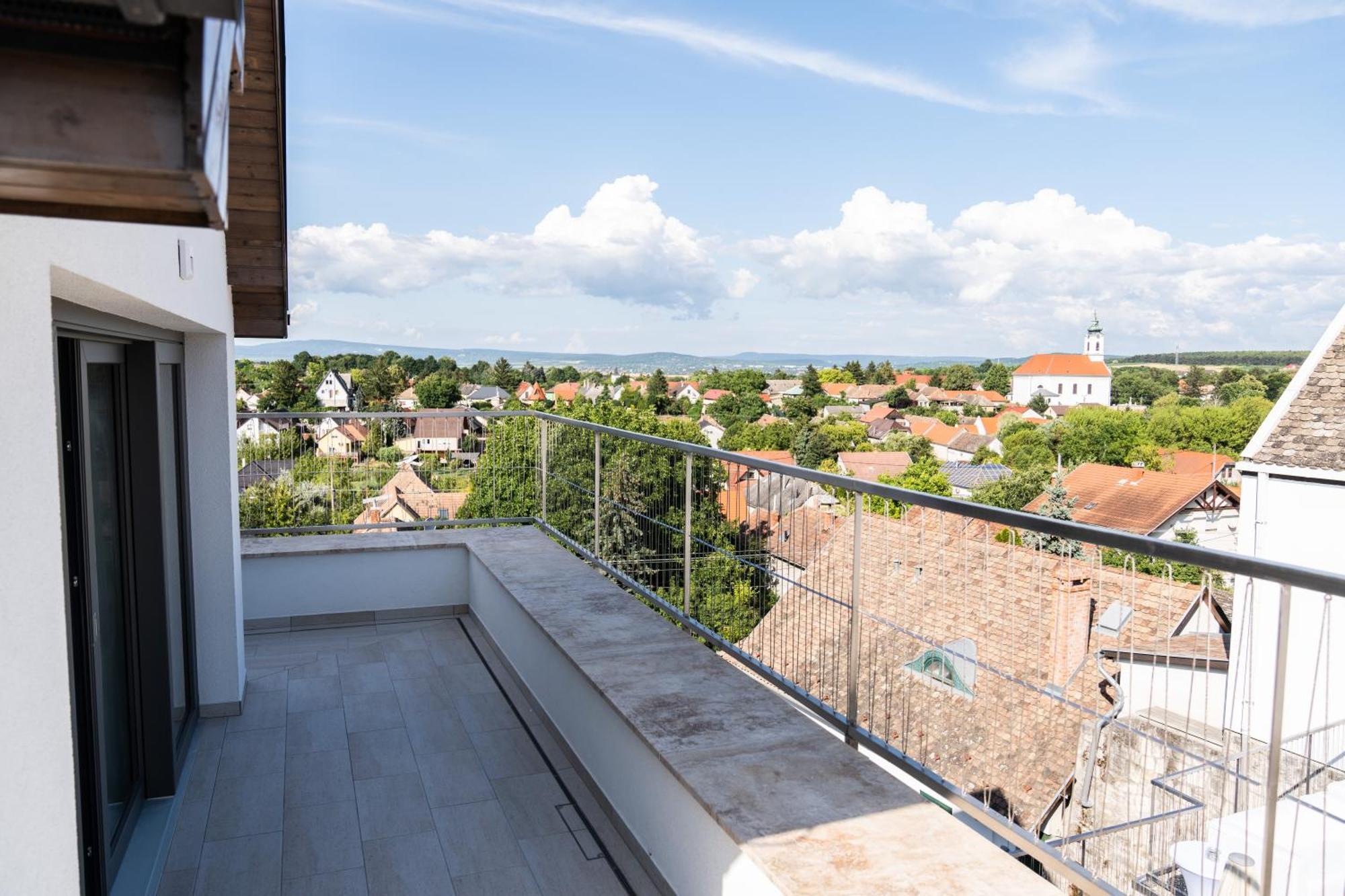 Rokusfalvy Borhotel Es Fogado Etyek Buitenkant foto