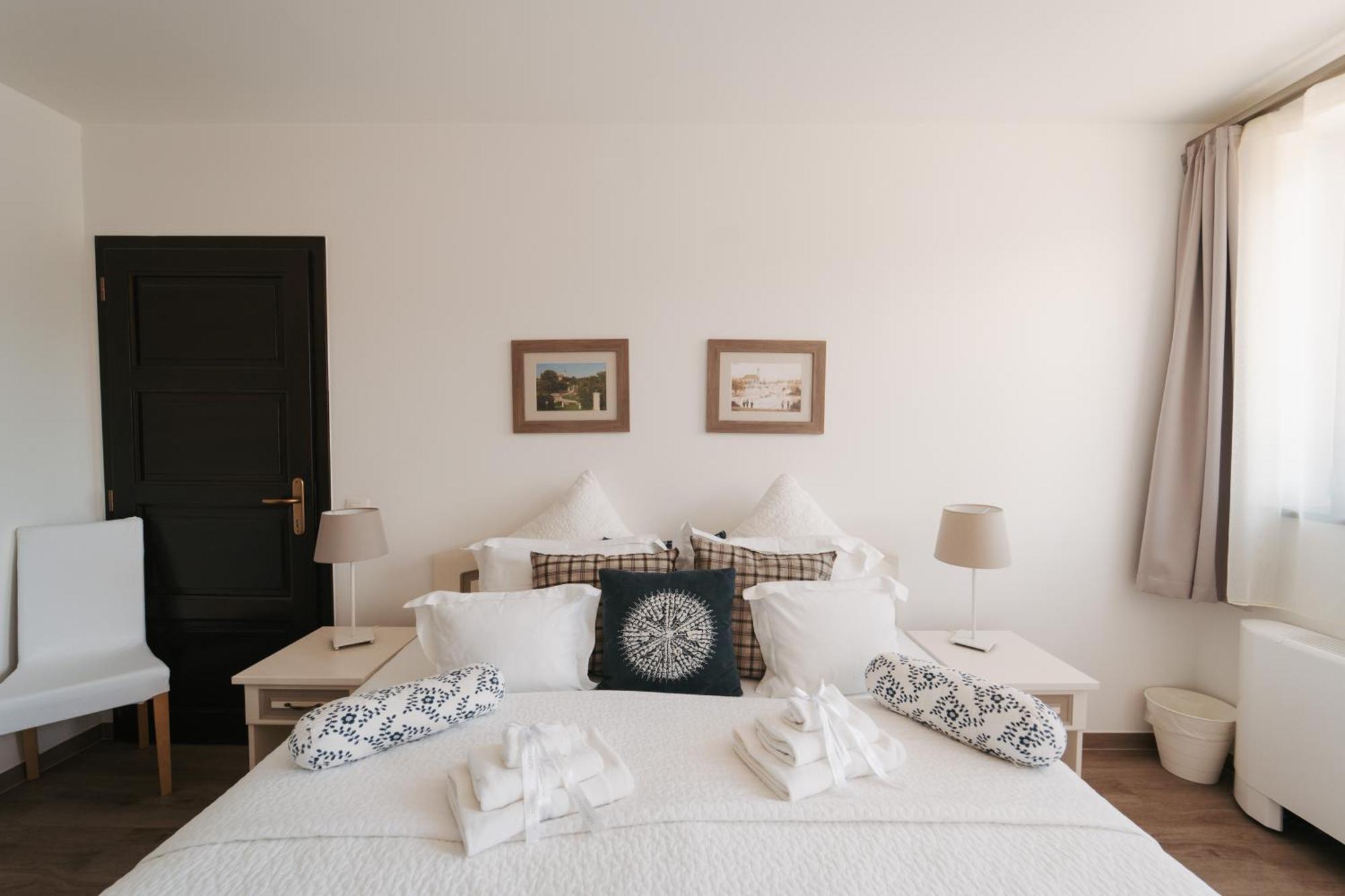 Rokusfalvy Borhotel Es Fogado Etyek Buitenkant foto